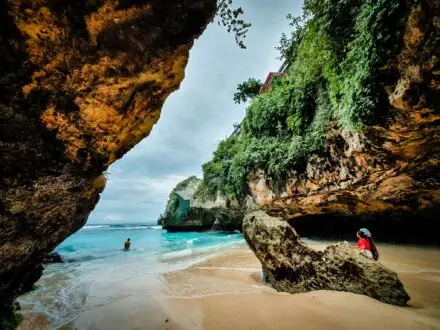 Crique secrète encadrée de falaises calcaires et végétation tropicale à Nusa Penida — plages secrètes Bali