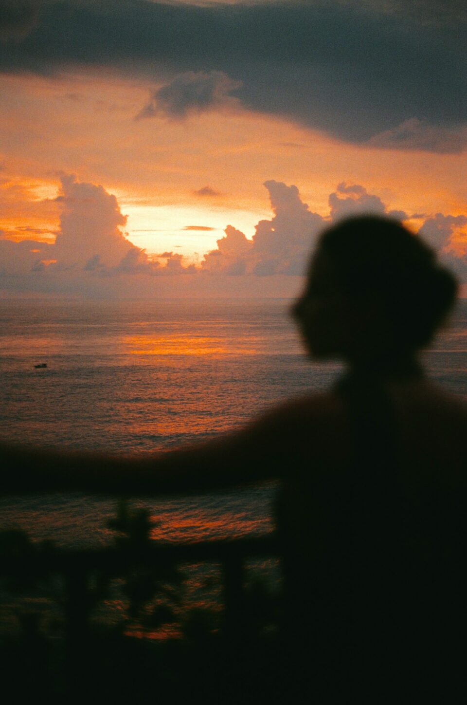 Silhouette en méditation face à un temple balinais au coucher du soleil — bali spiritualité voyage sur&nbsp;mesure