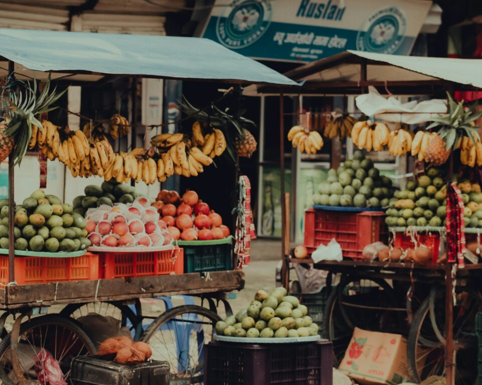 Étals colorés de fruits tropicaux et fleurs au marché traditionnel de Badung à Bali — vie locale Bali authentique