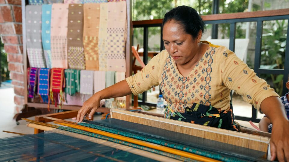Femmes Sasak vendant leurs tissages traditionnels dans un marché local de Lombok — vie locale Indonésie authentique